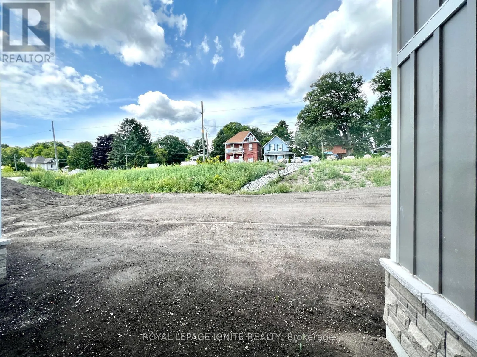 562 HUDSON CRESCENT