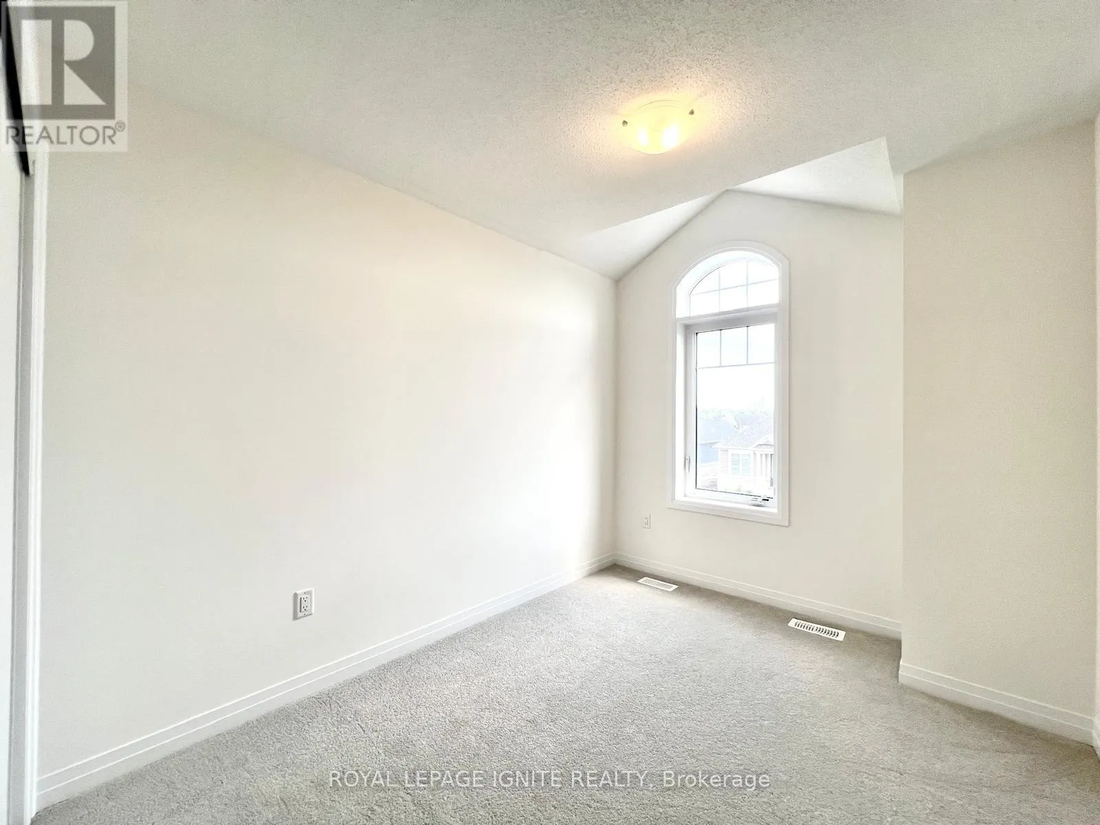 562 HUDSON CRESCENT