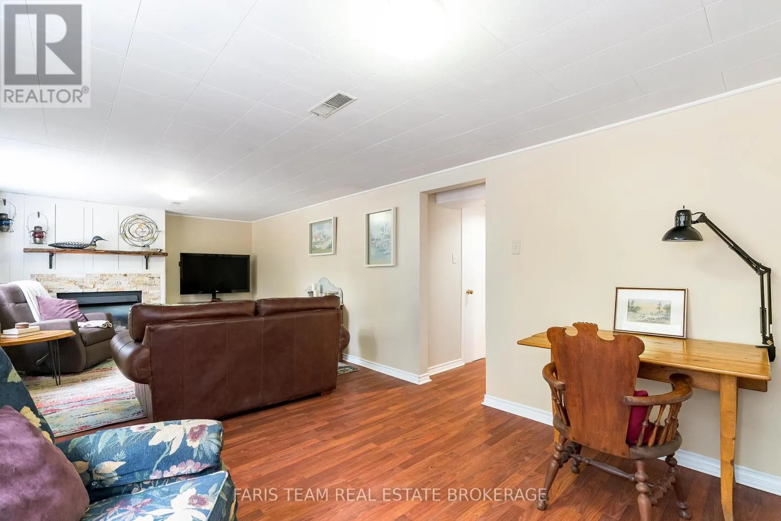 1983 HORSESHOE VALLEY ROAD W
