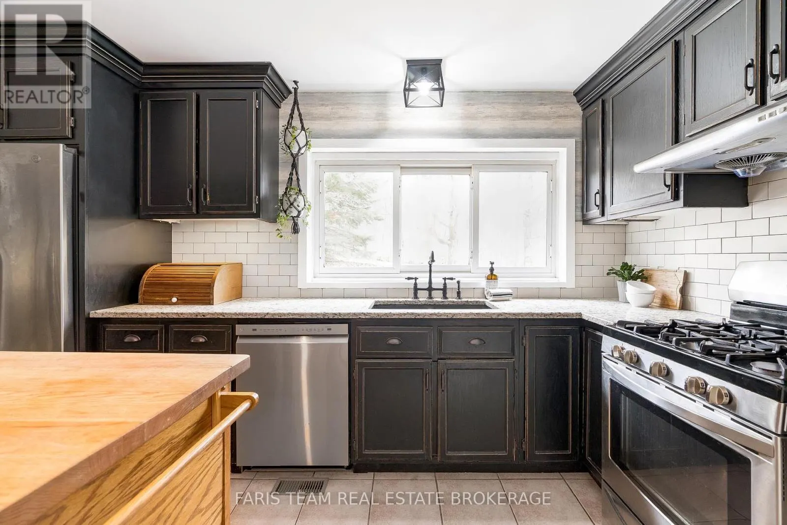 1983 HORSESHOE VALLEY ROAD W