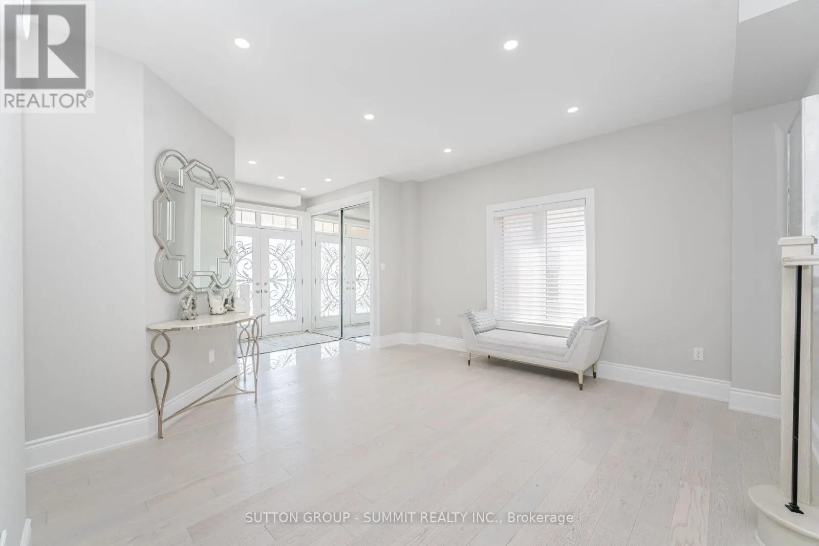 16 WESTMINSTER CIRCLE