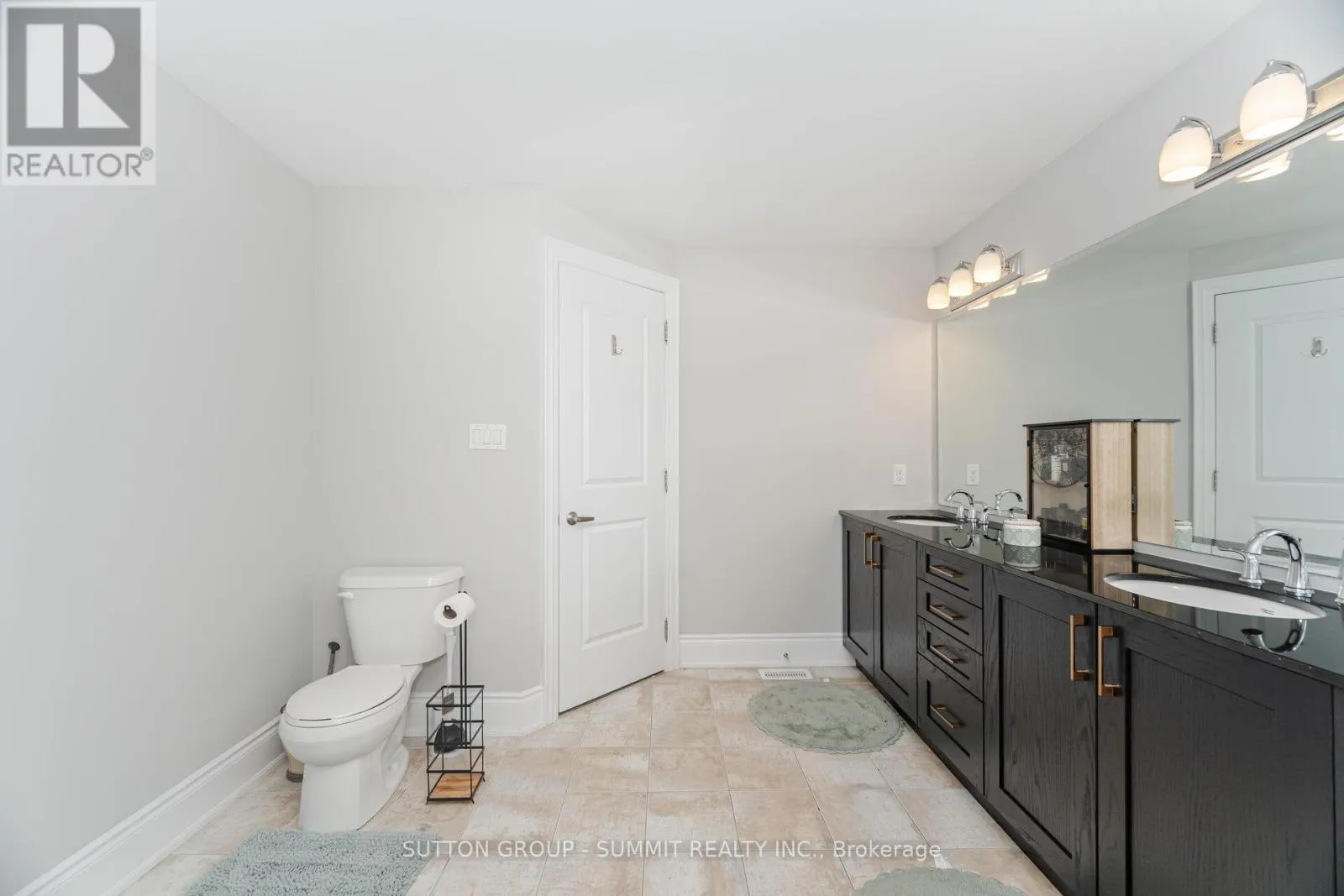 16 WESTMINSTER CIRCLE