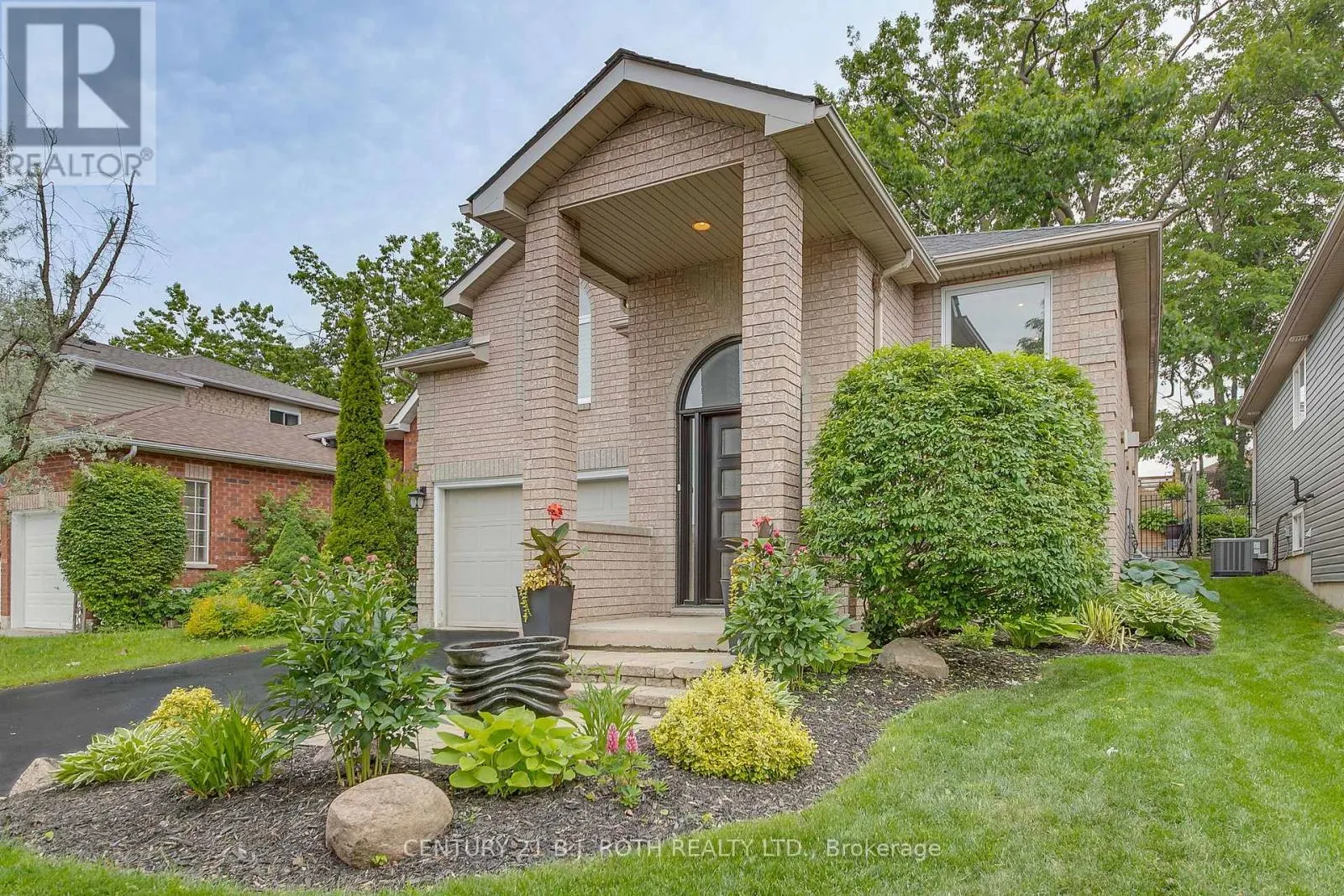 26 MONIQUE CRESCENT