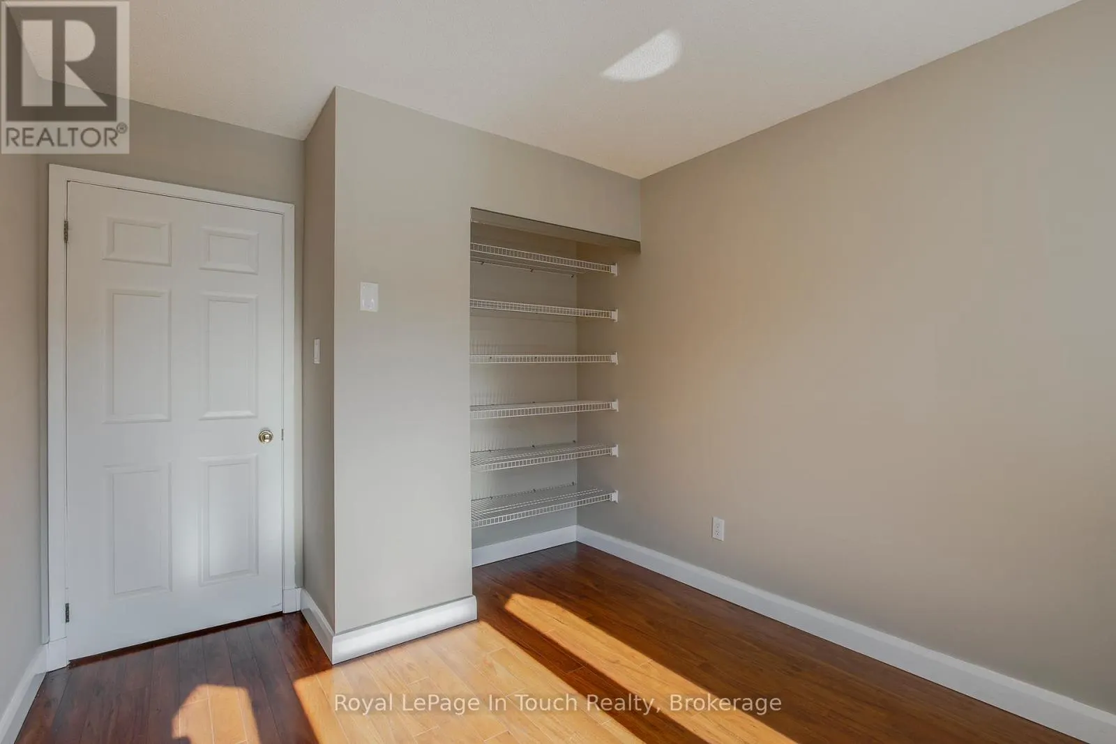 32 - 696 KING STREET, #32