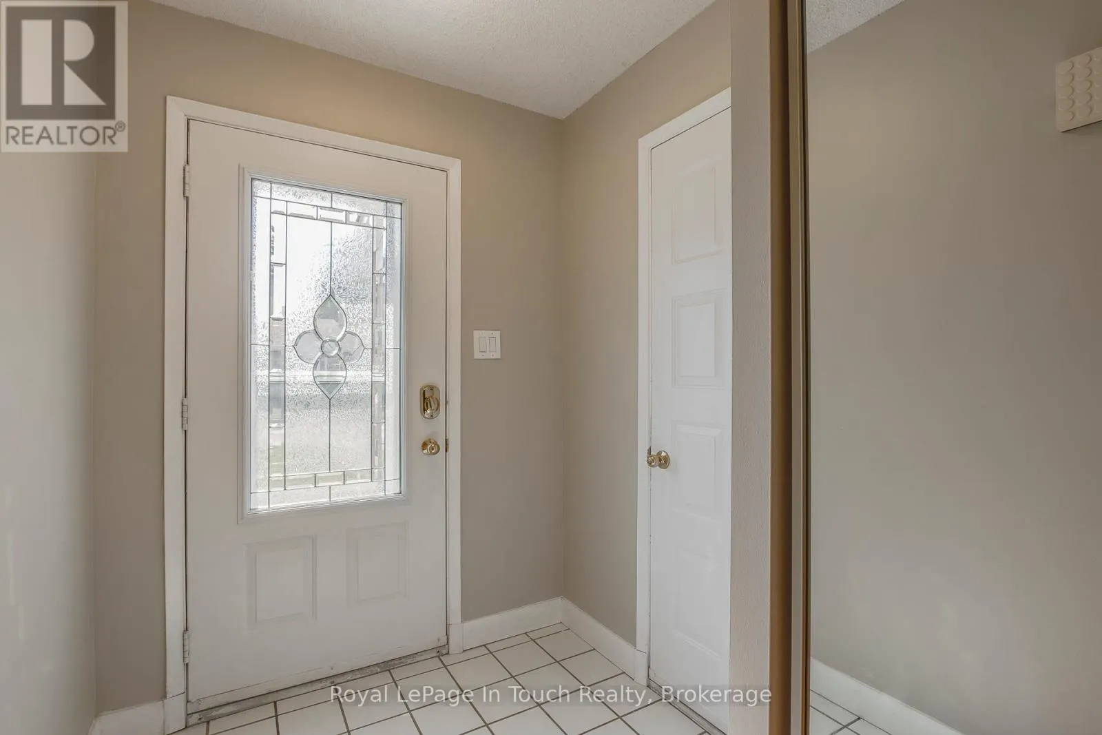 32 - 696 KING STREET, #32