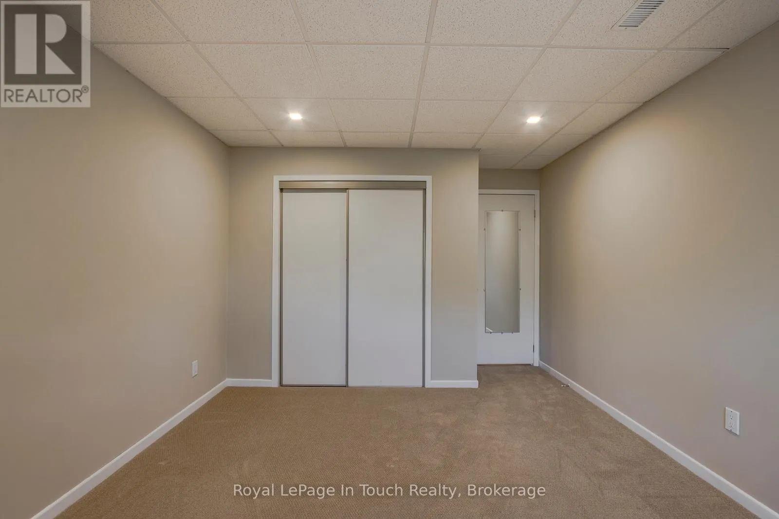 32 - 696 KING STREET, #32