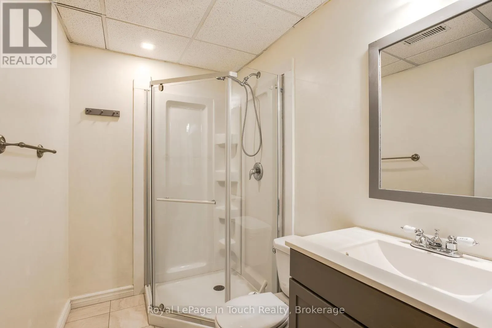 32 - 696 KING STREET, #32