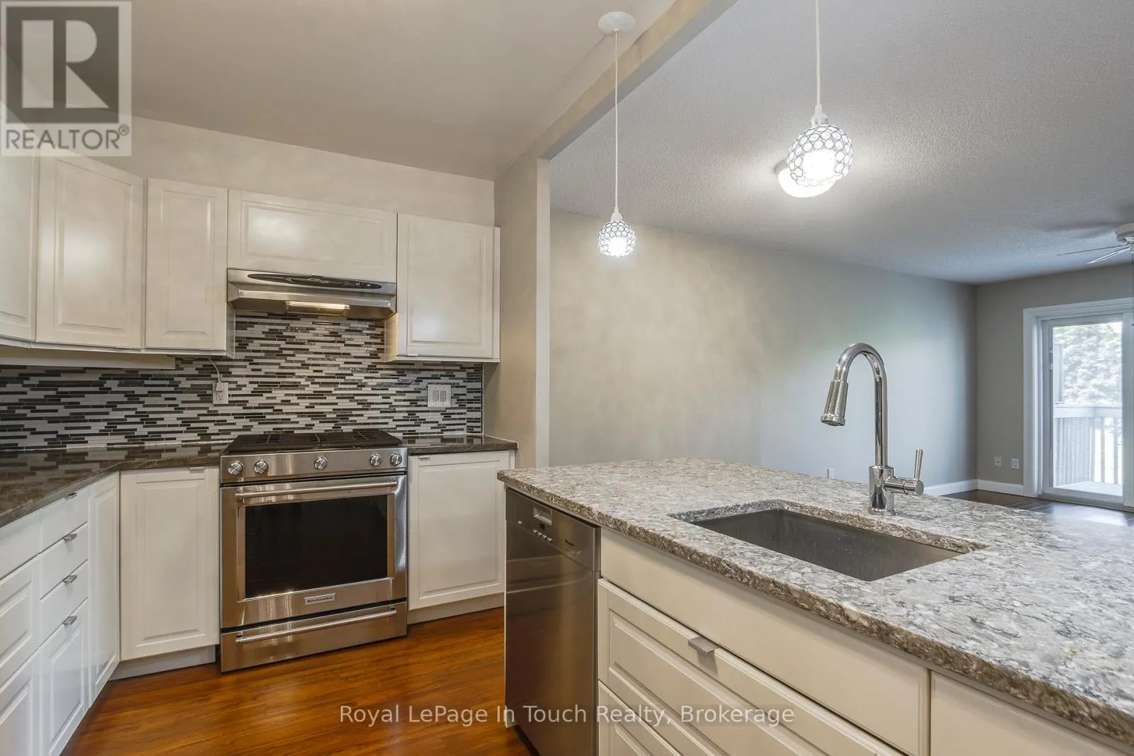 32 - 696 KING STREET, #32