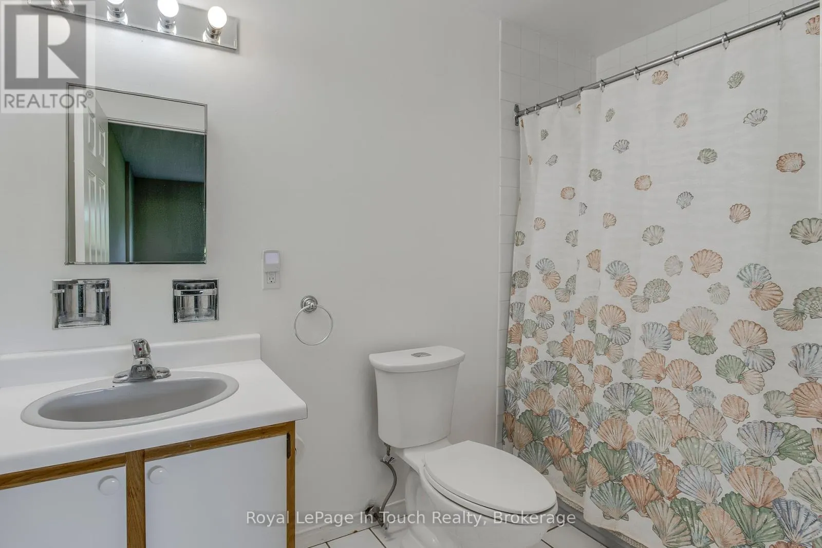 32 - 696 KING STREET, #32