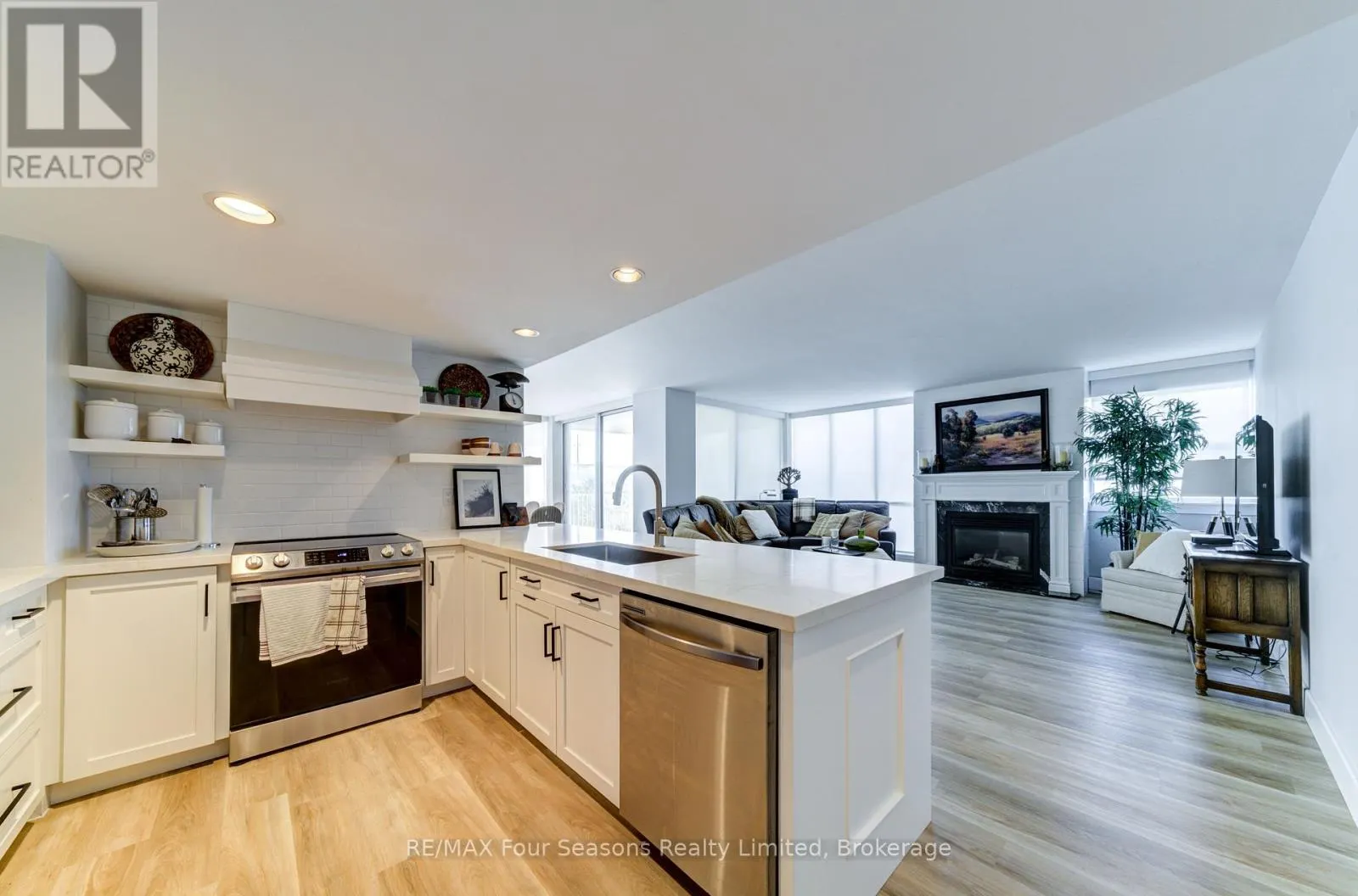 501 - 24 RAMBLINGS WAY, #501