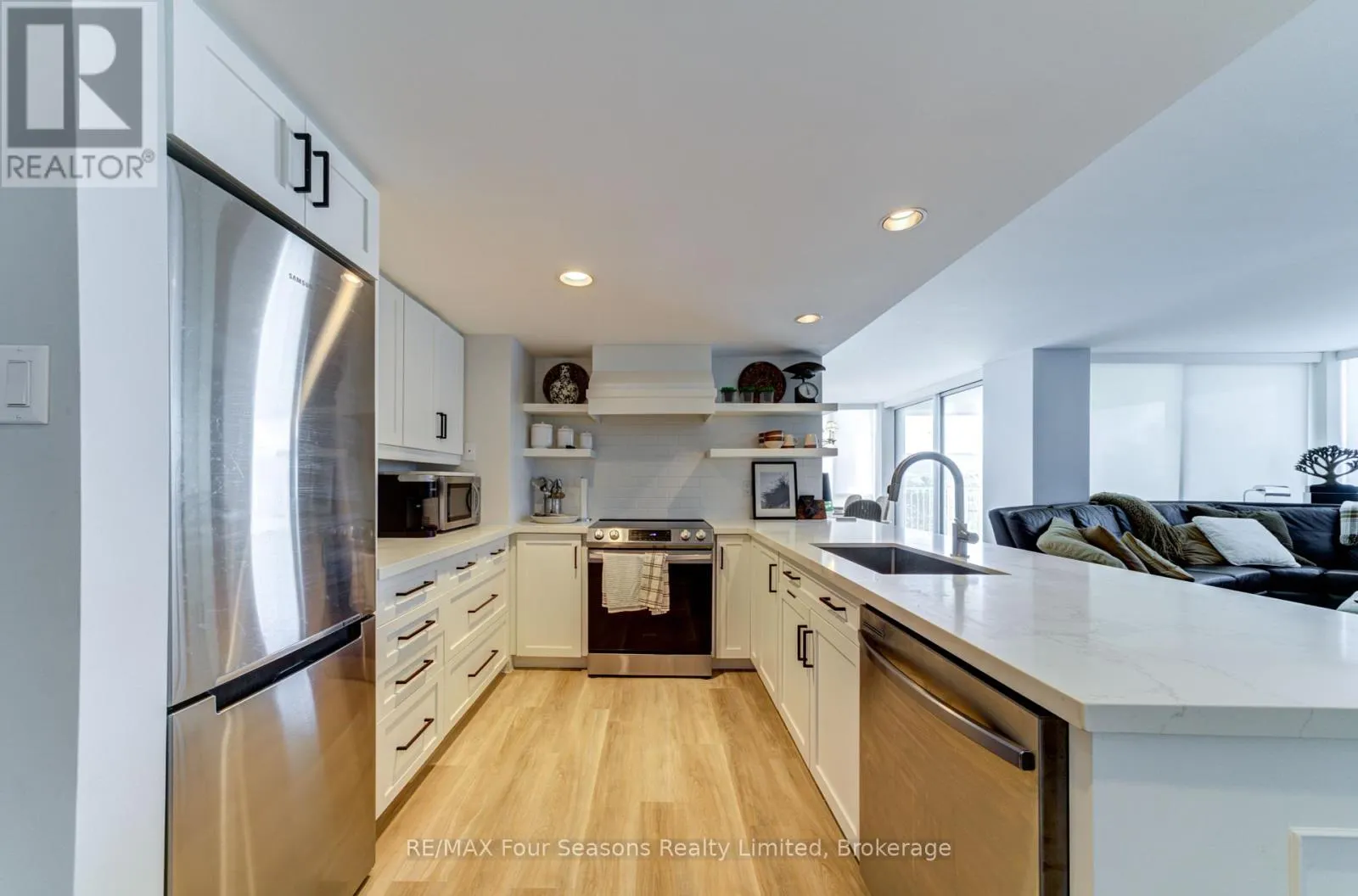 501 - 24 RAMBLINGS WAY, #501