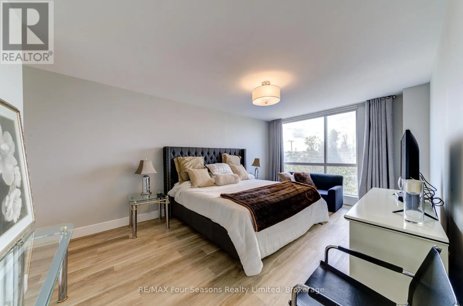 501 - 24 RAMBLINGS WAY, #501