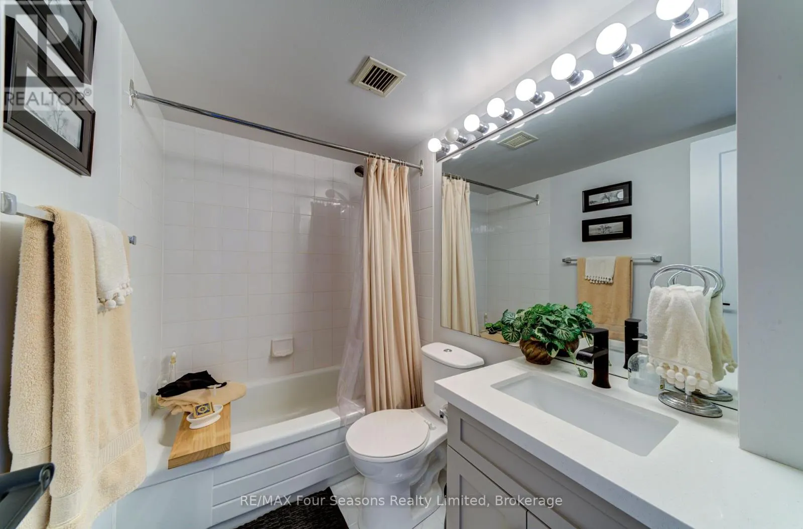 501 - 24 RAMBLINGS WAY, #501