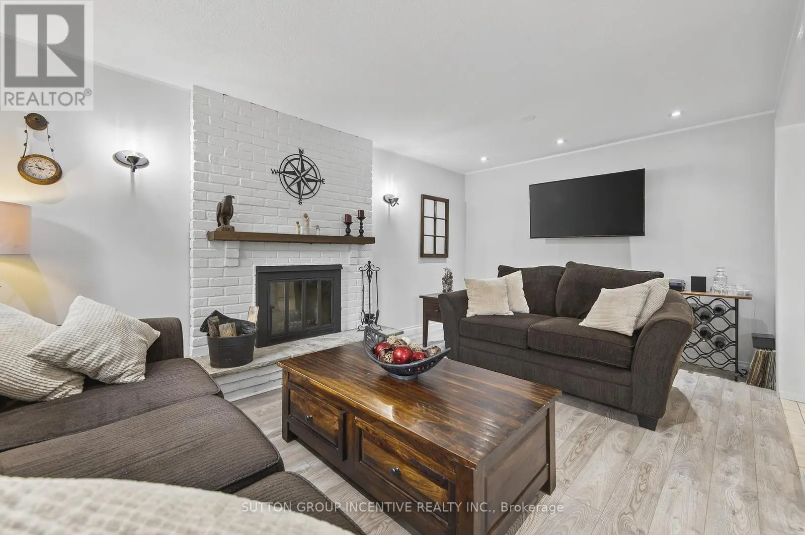 32 VALLEY DRIVE