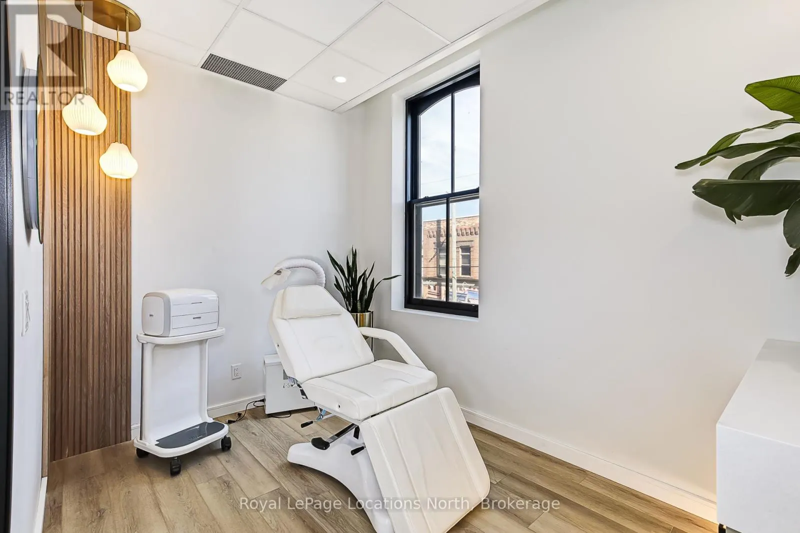 202 - 74 HURONTARIO STREET, #202