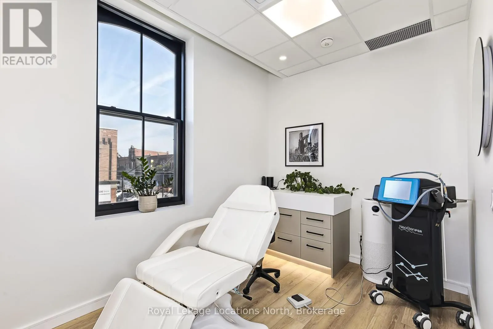 202 - 74 HURONTARIO STREET, #202