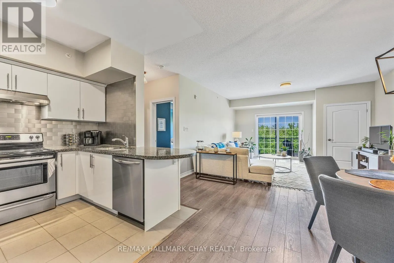 407 - 40 FERNDALE DRIVE S