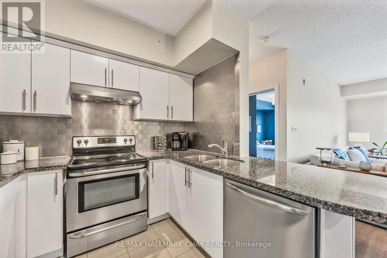 407 - 40 FERNDALE DRIVE S