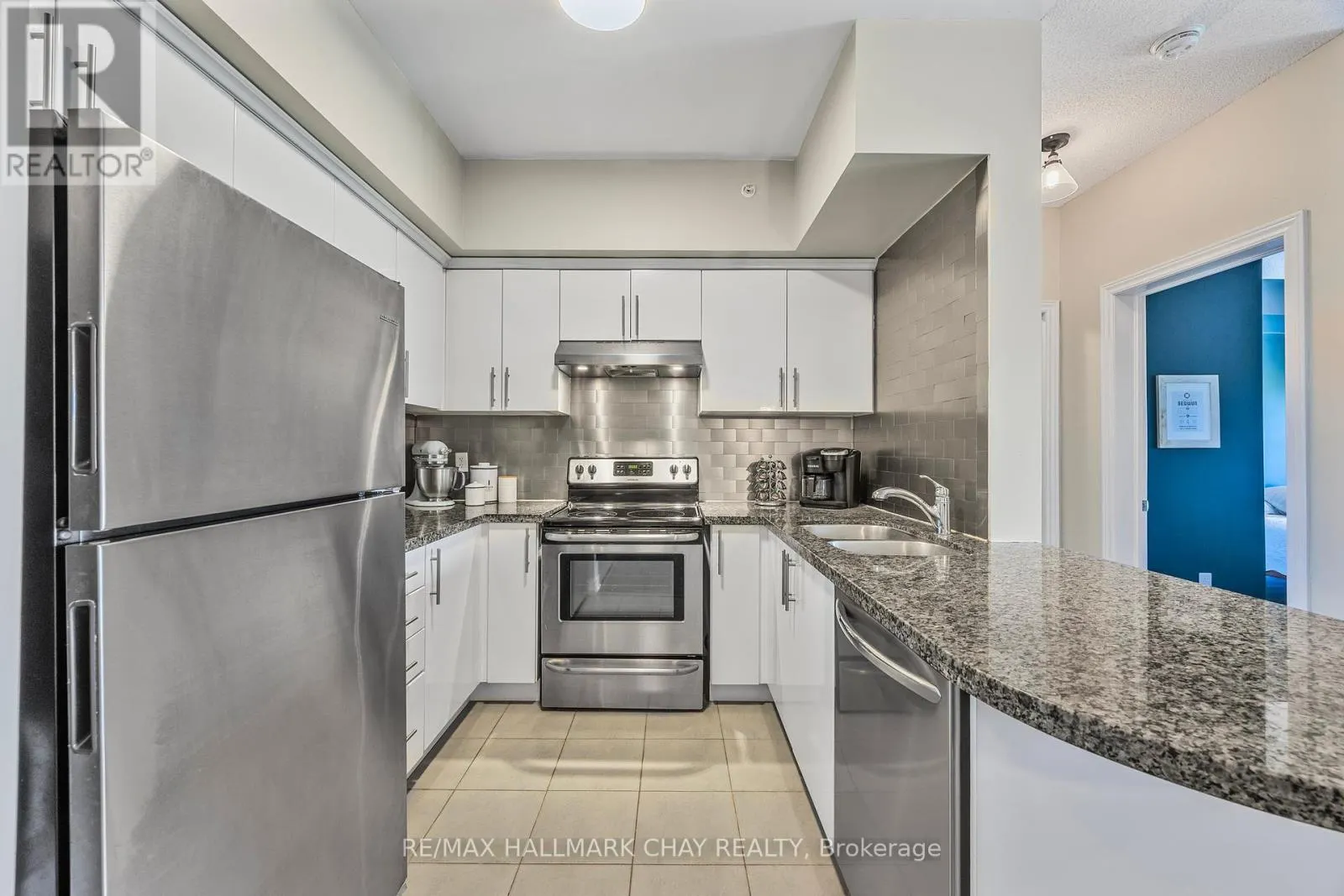 407 - 40 FERNDALE DRIVE S