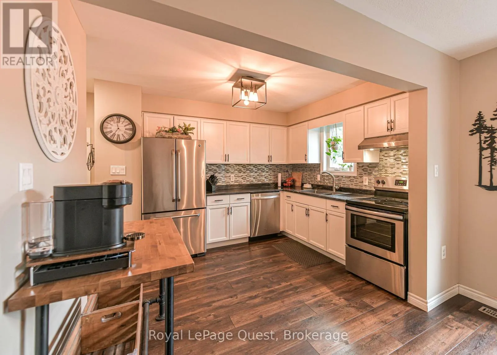 46 COURTNEY CRESCENT