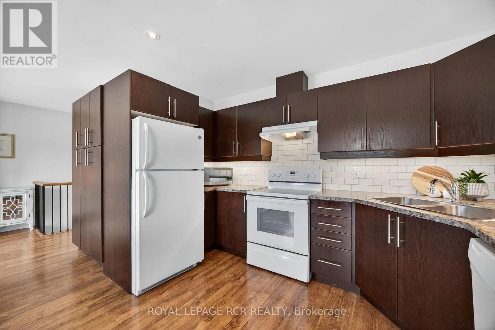 3 - 64 RIVER ROAD E
