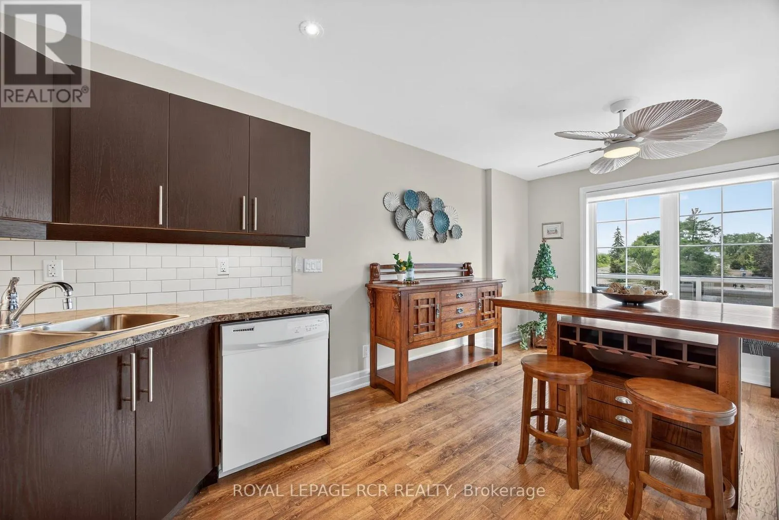 3 - 64 RIVER ROAD E