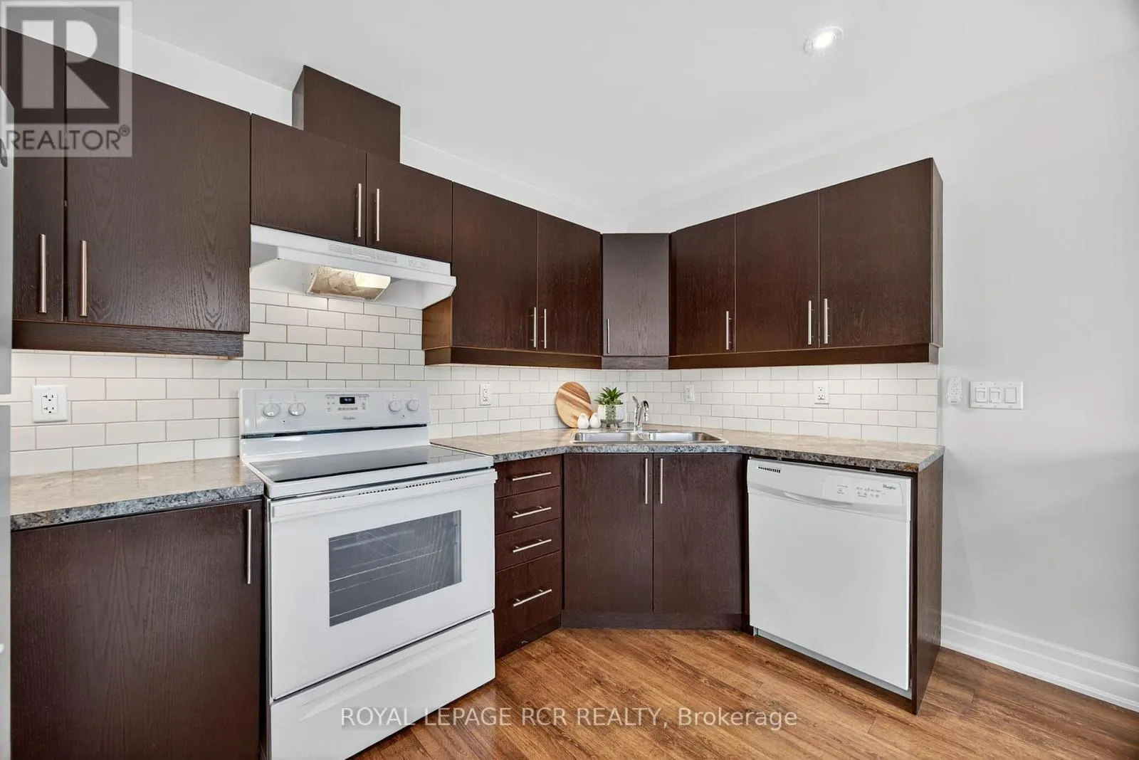 3 - 64 RIVER ROAD E