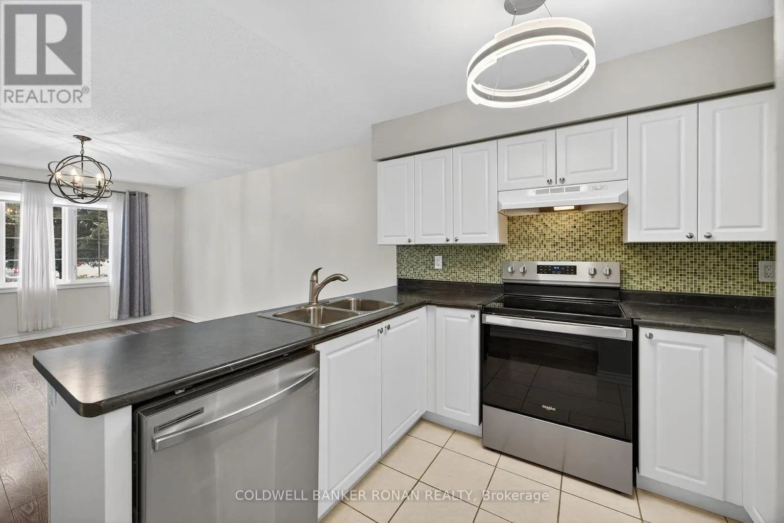 8 - 49 FERNDALE DRIVE S