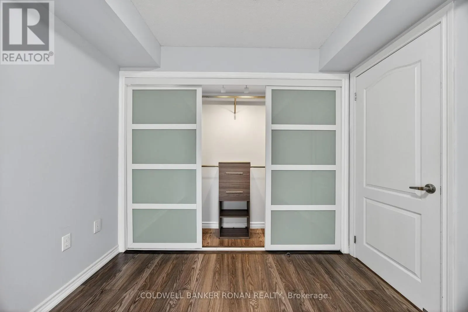 8 - 49 FERNDALE DRIVE S