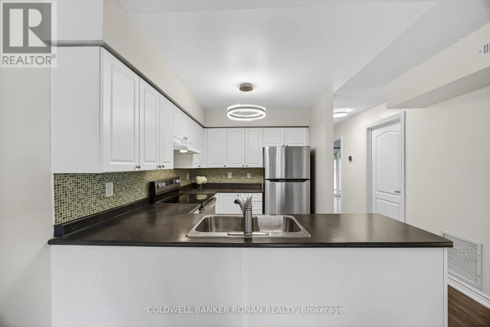 8 - 49 FERNDALE DRIVE S