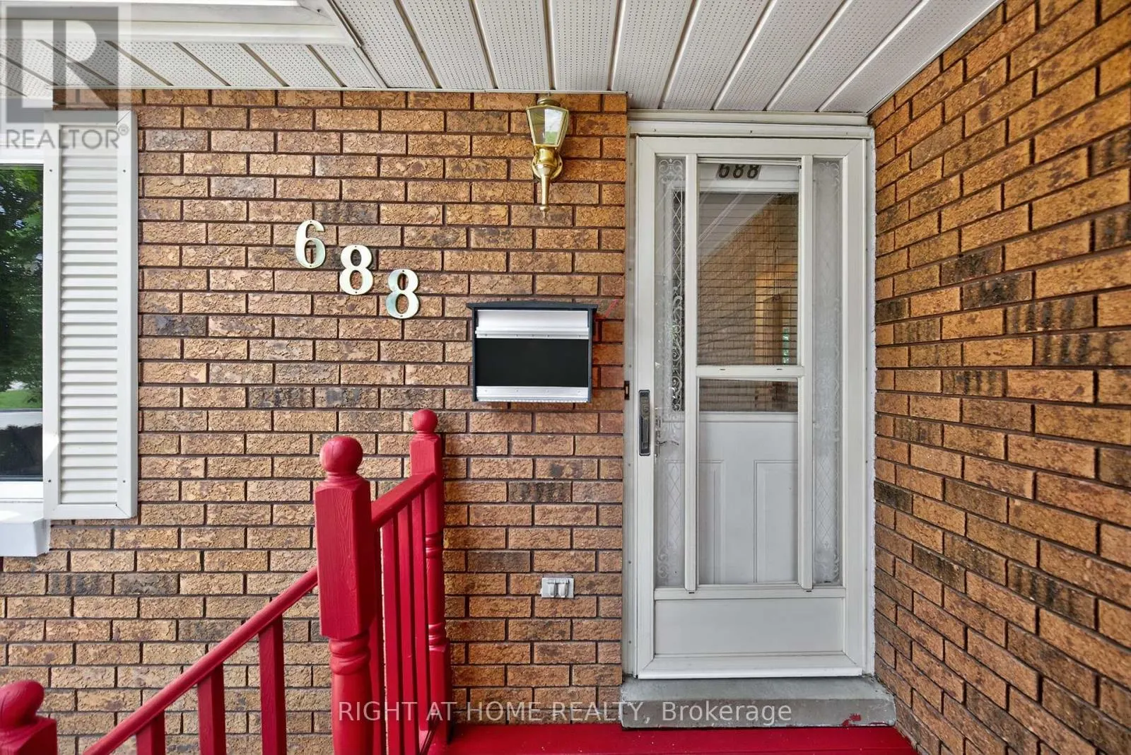 688 BAYVIEW DRIVE