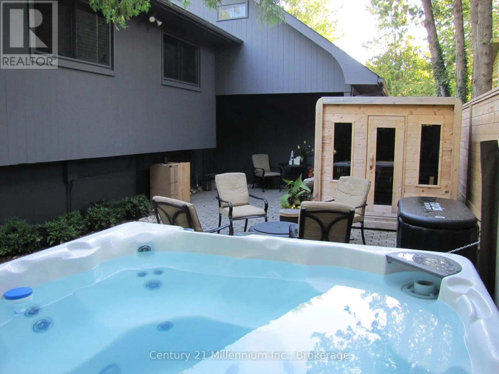 10 SUNSET COURT