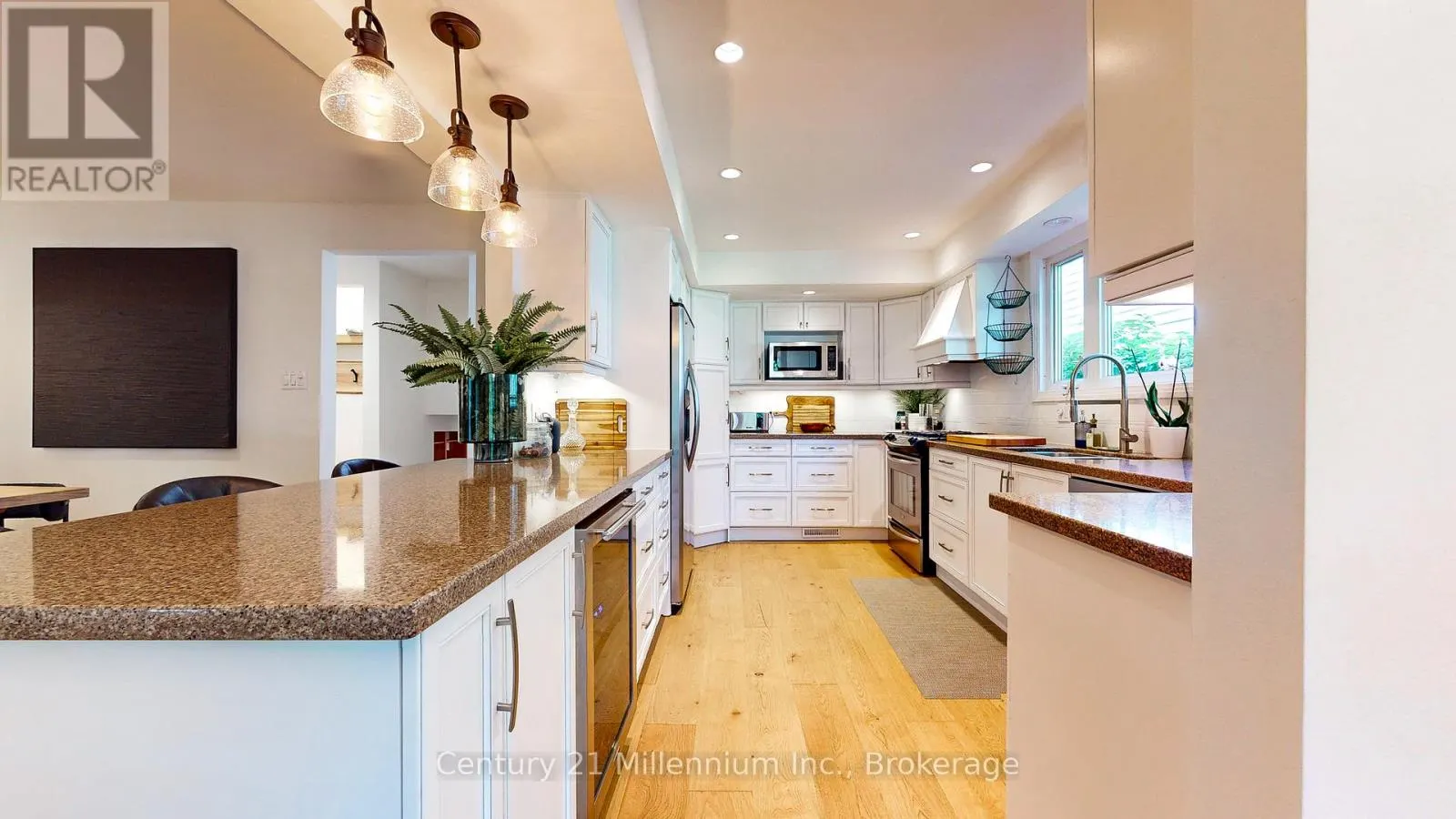 10 SUNSET COURT