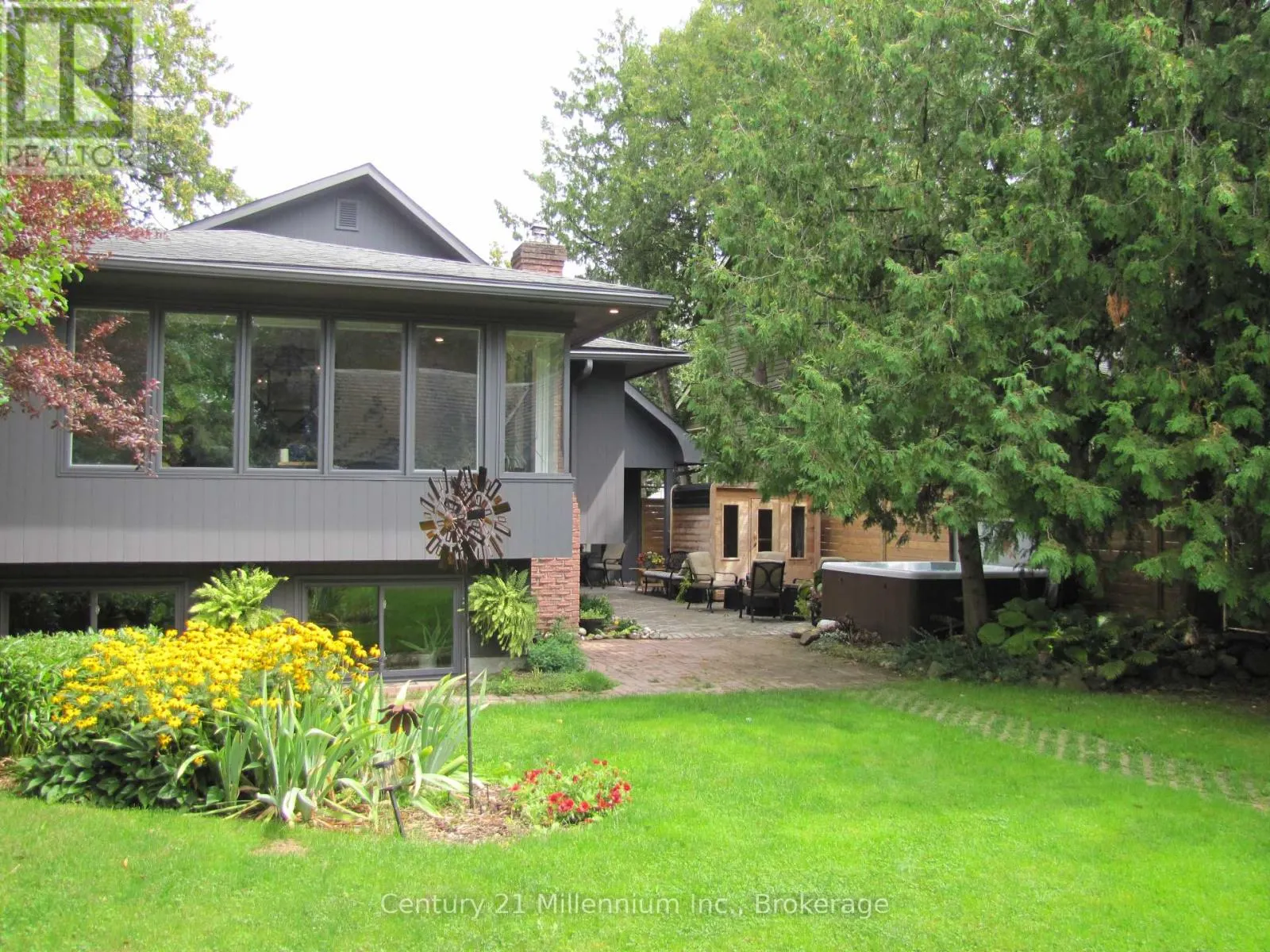 10 SUNSET COURT