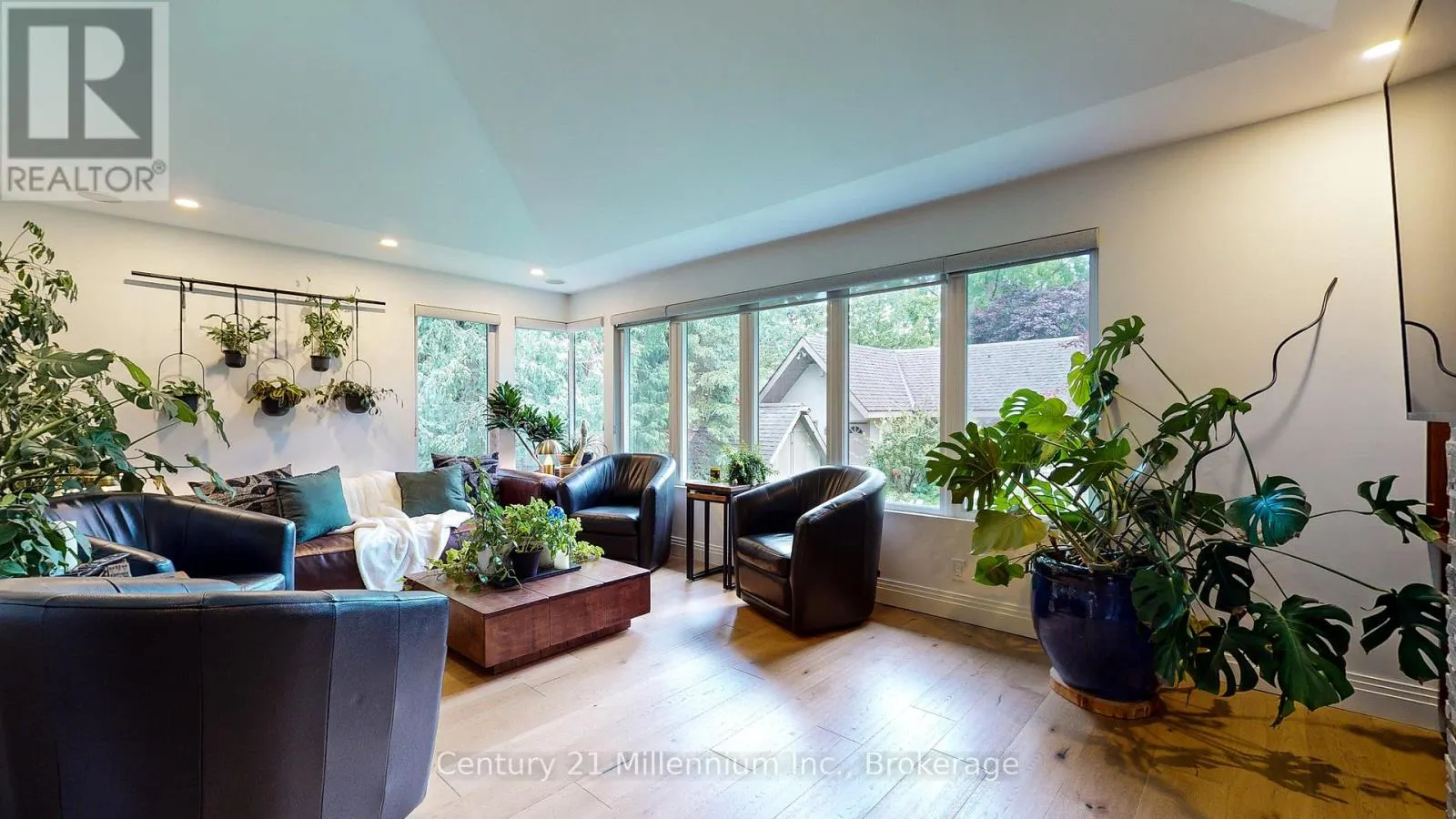 10 SUNSET COURT