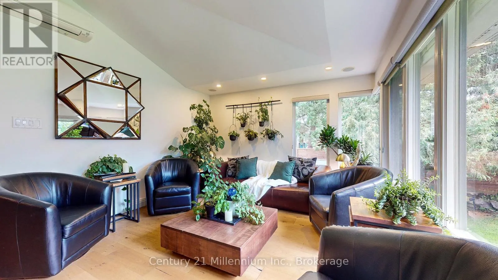 10 SUNSET COURT