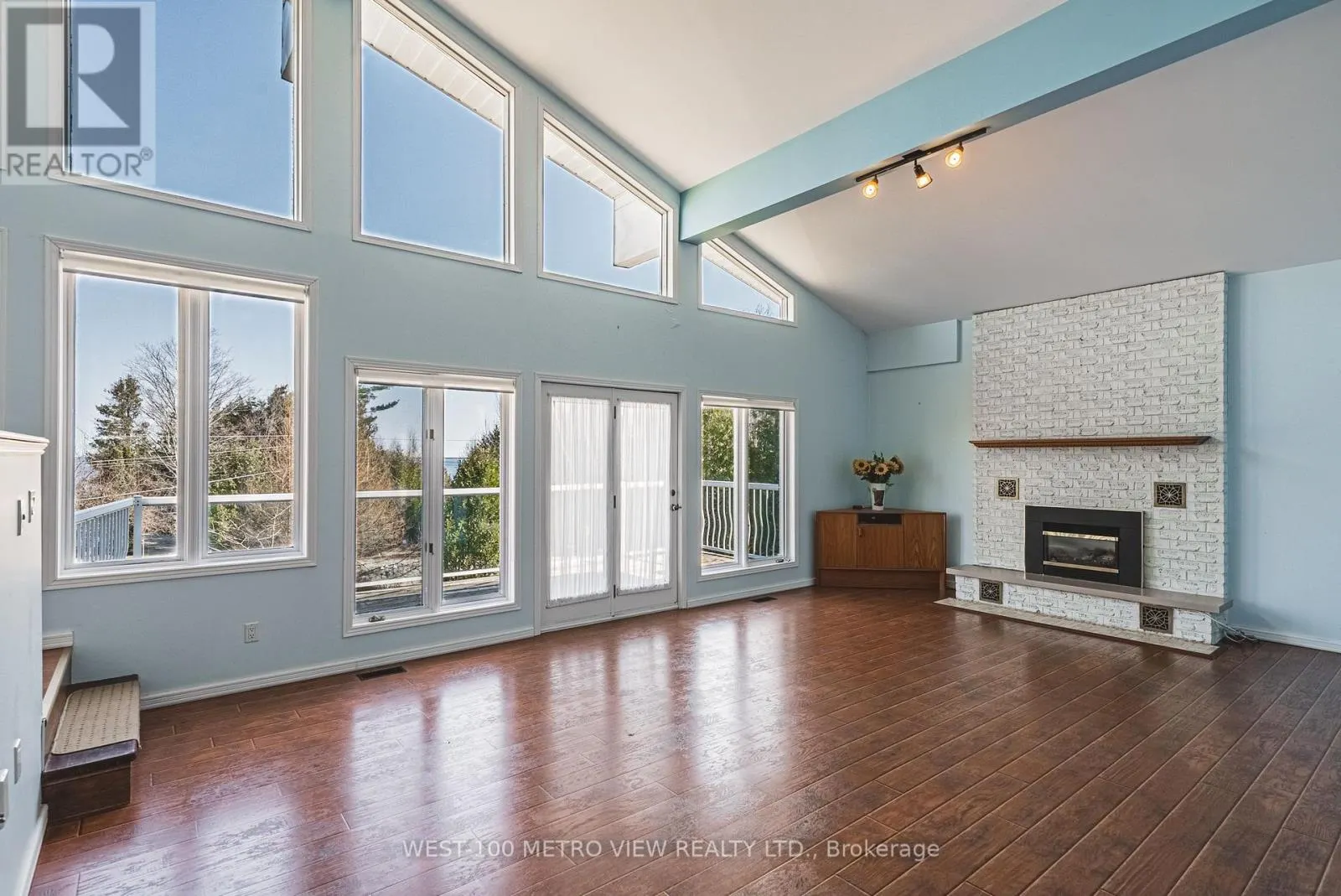 2476 CHAMPLAIN ROAD
