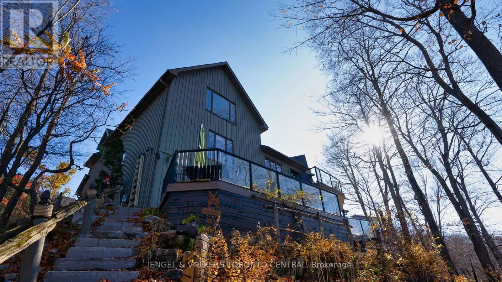 11 VALLEYCREST DRIVE