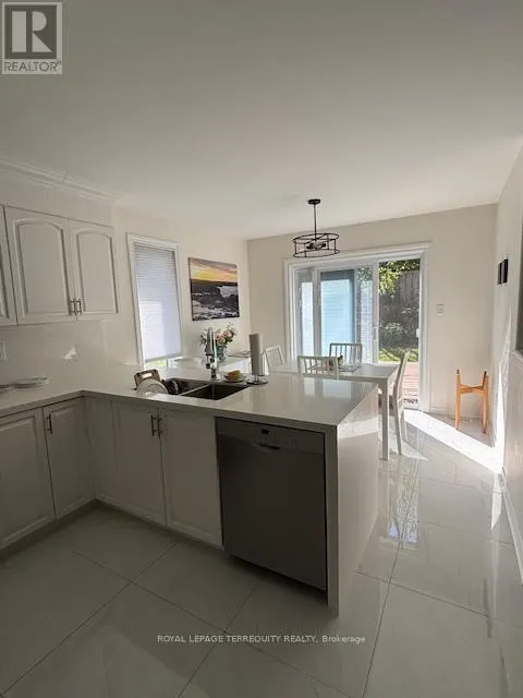 UPPER - 15 CAPILANO COURT