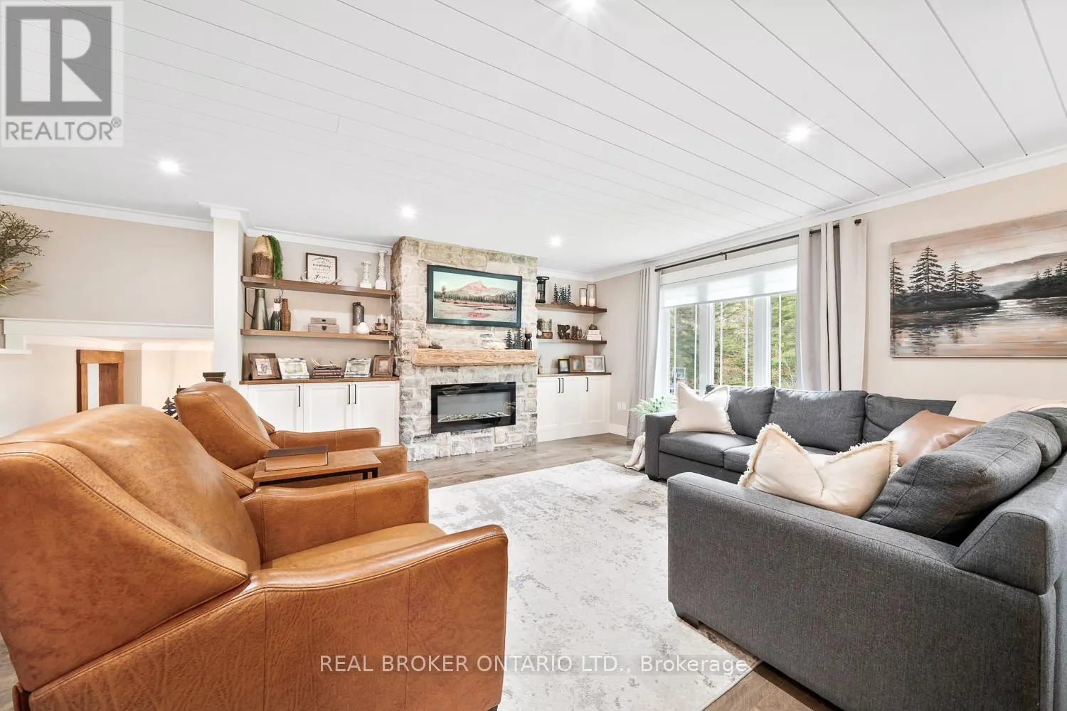 8 CRYSTALWOOD LANE