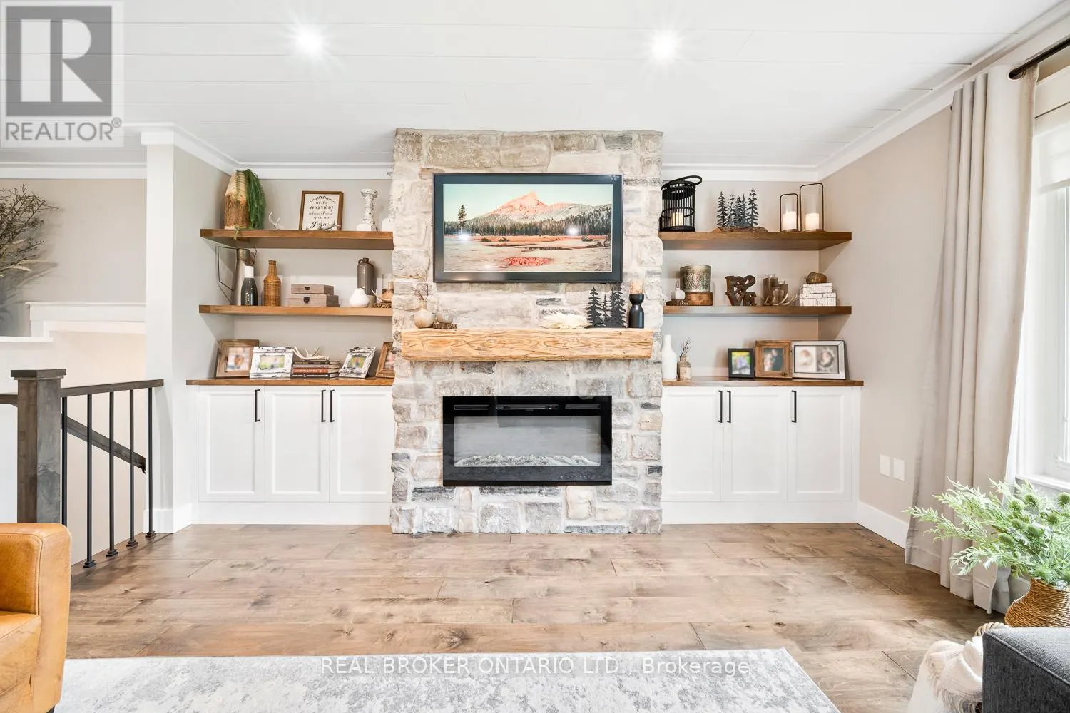 8 CRYSTALWOOD LANE