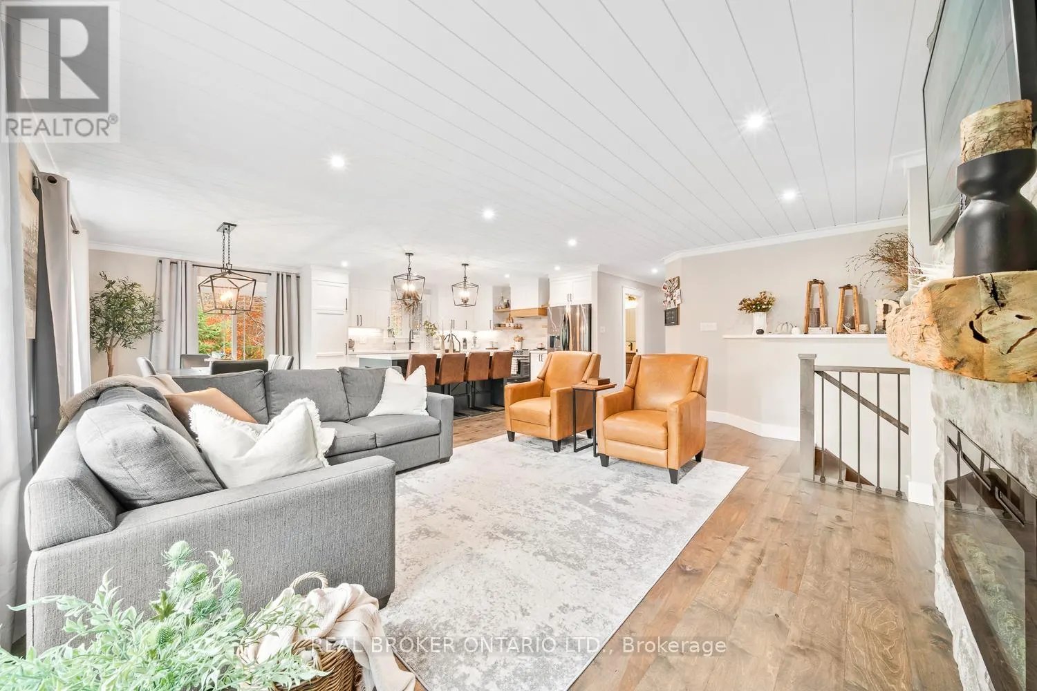 8 CRYSTALWOOD LANE