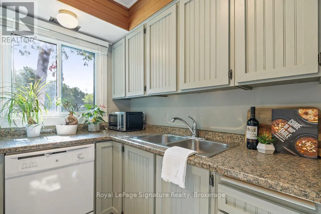 124 ESCARPMENT CRESCENT