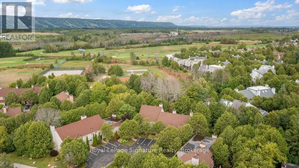 124 ESCARPMENT CRESCENT