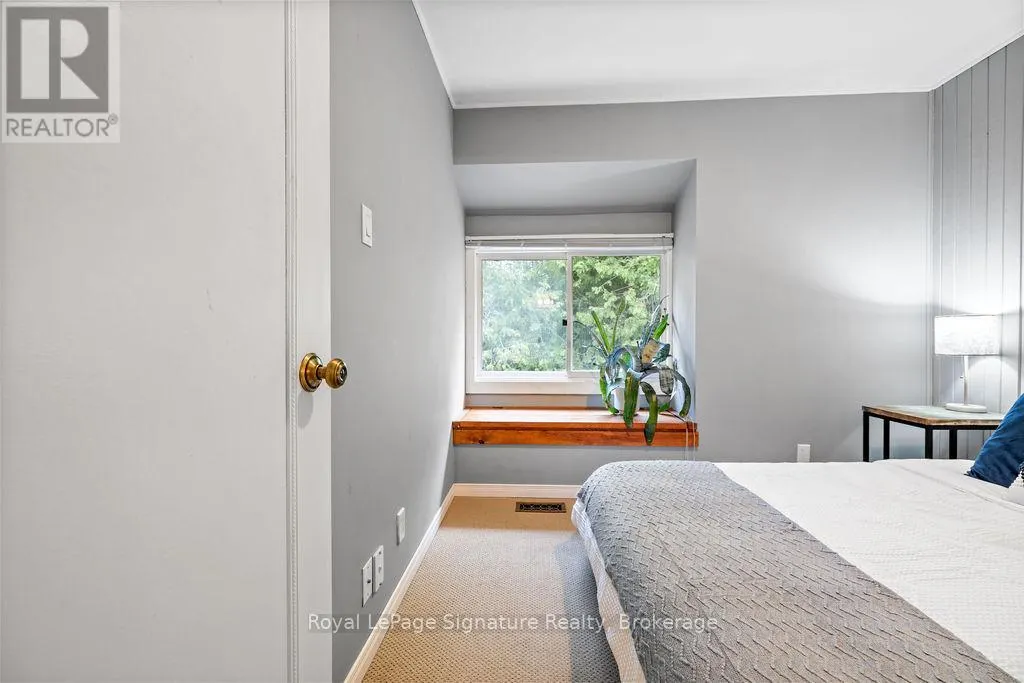 124 ESCARPMENT CRESCENT