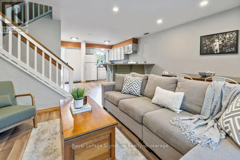124 ESCARPMENT CRESCENT