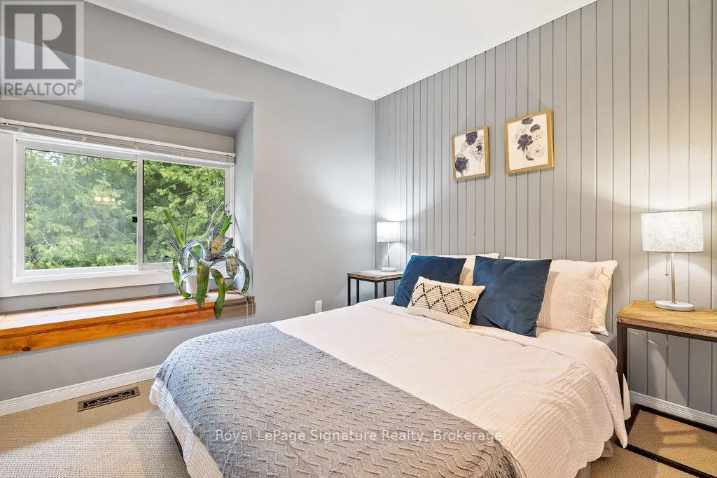 124 ESCARPMENT CRESCENT
