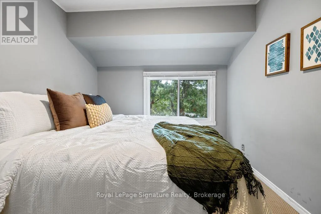 124 ESCARPMENT CRESCENT