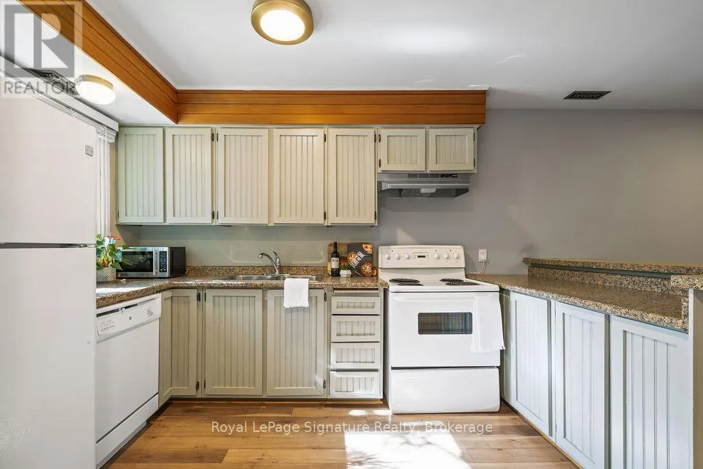 124 ESCARPMENT CRESCENT
