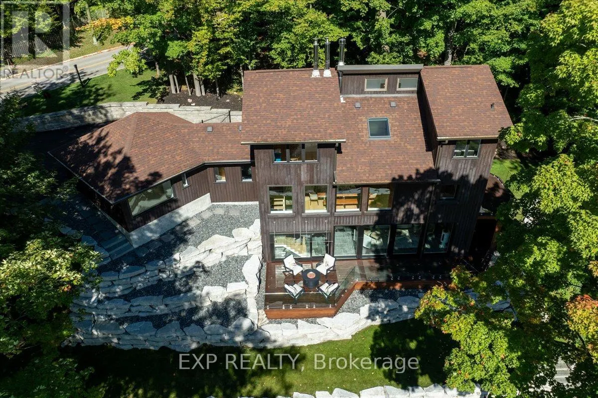 11 CRESTWOOD DRIVE